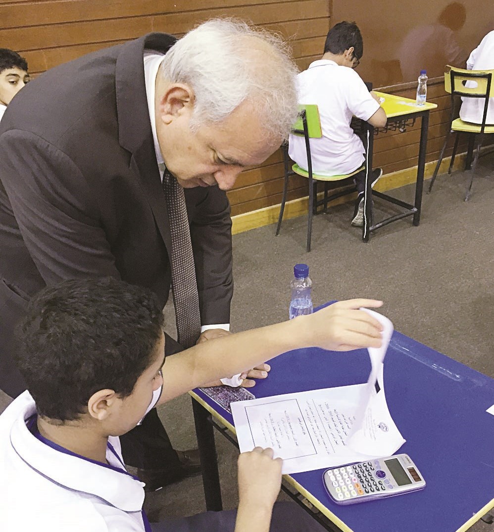 طالب يطلع الوزير على أوراق الأسئلة