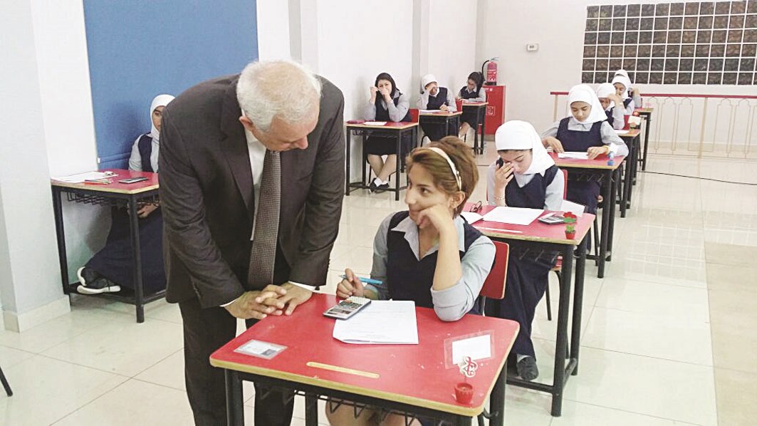 ...ويستفسر من طالبة عن مستوى الأسئلة