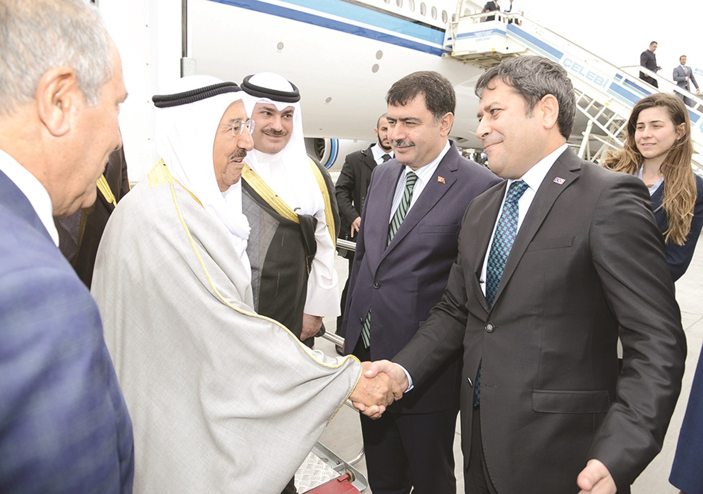 سمو الأمير مصافحاً مستقبليه في مطار اسطنبول