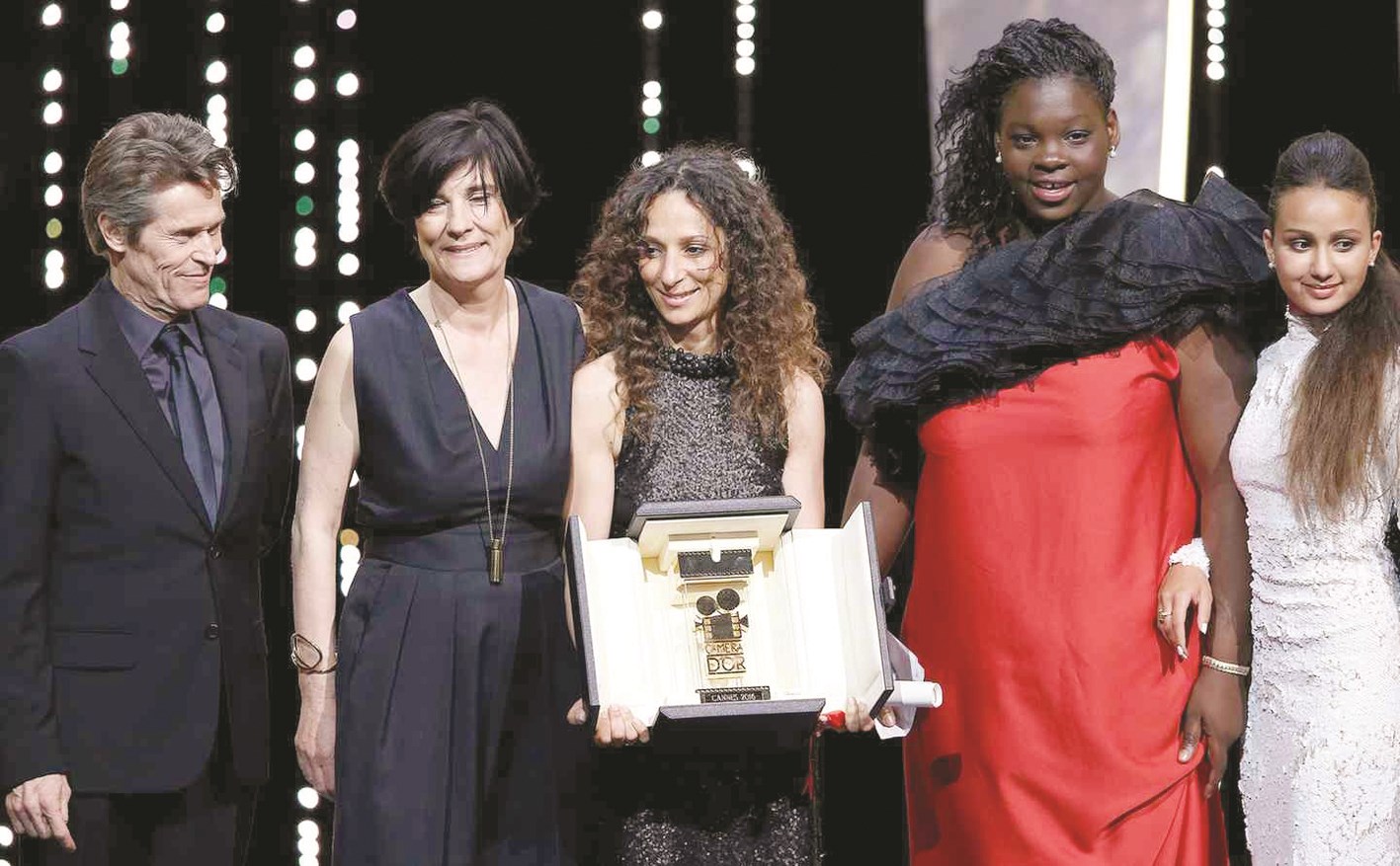 المخرجة الفرنسية من أصل مغربي هدى بنيامين سعيدة بجائزة «الكاميرا الذهبية»