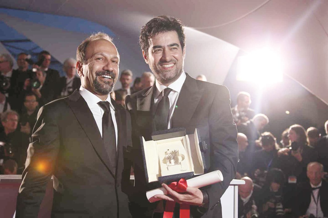 المخرج الإيراني شهاب حسيني (يسار) ومواطنه الممثل فرهادي أصغر مع جائزتيهما