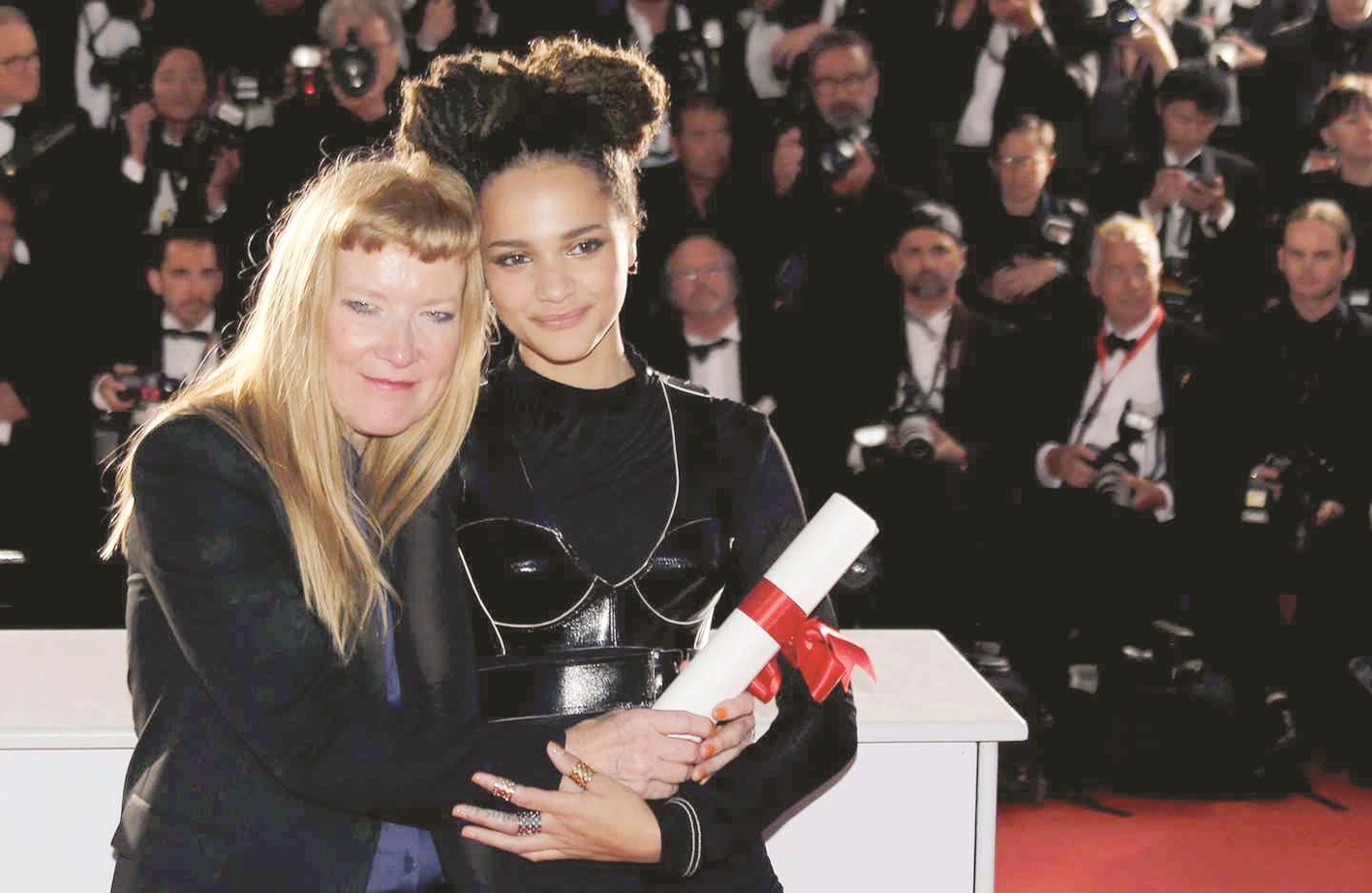 المخرجة أندريا أرنولد (يسار) الفائزة بجائزة لجنة التحكيم عن فيلم «عسل أميركي» وإلى جانبها بطلته ساشا لين