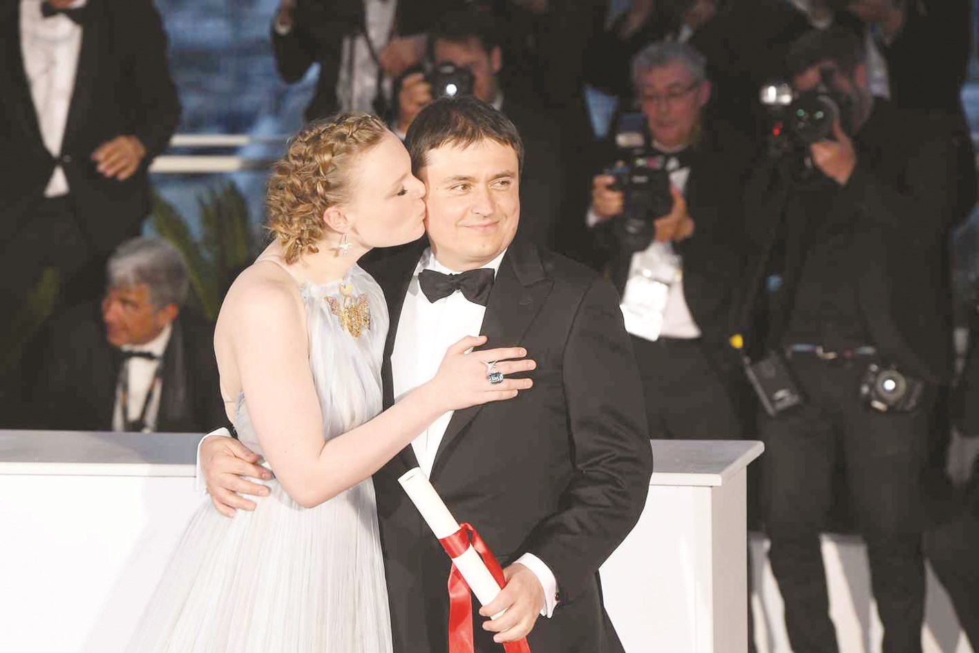 بطلة فيلم «التخرج» تطبع قبلة على وجنة مخرجه الروماني كريستيان مونغيو