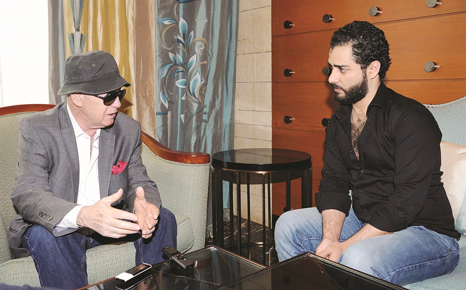 المدفعي متحدثاً إلى الزميل علاء محمود (تصوير طارق عزالدين)