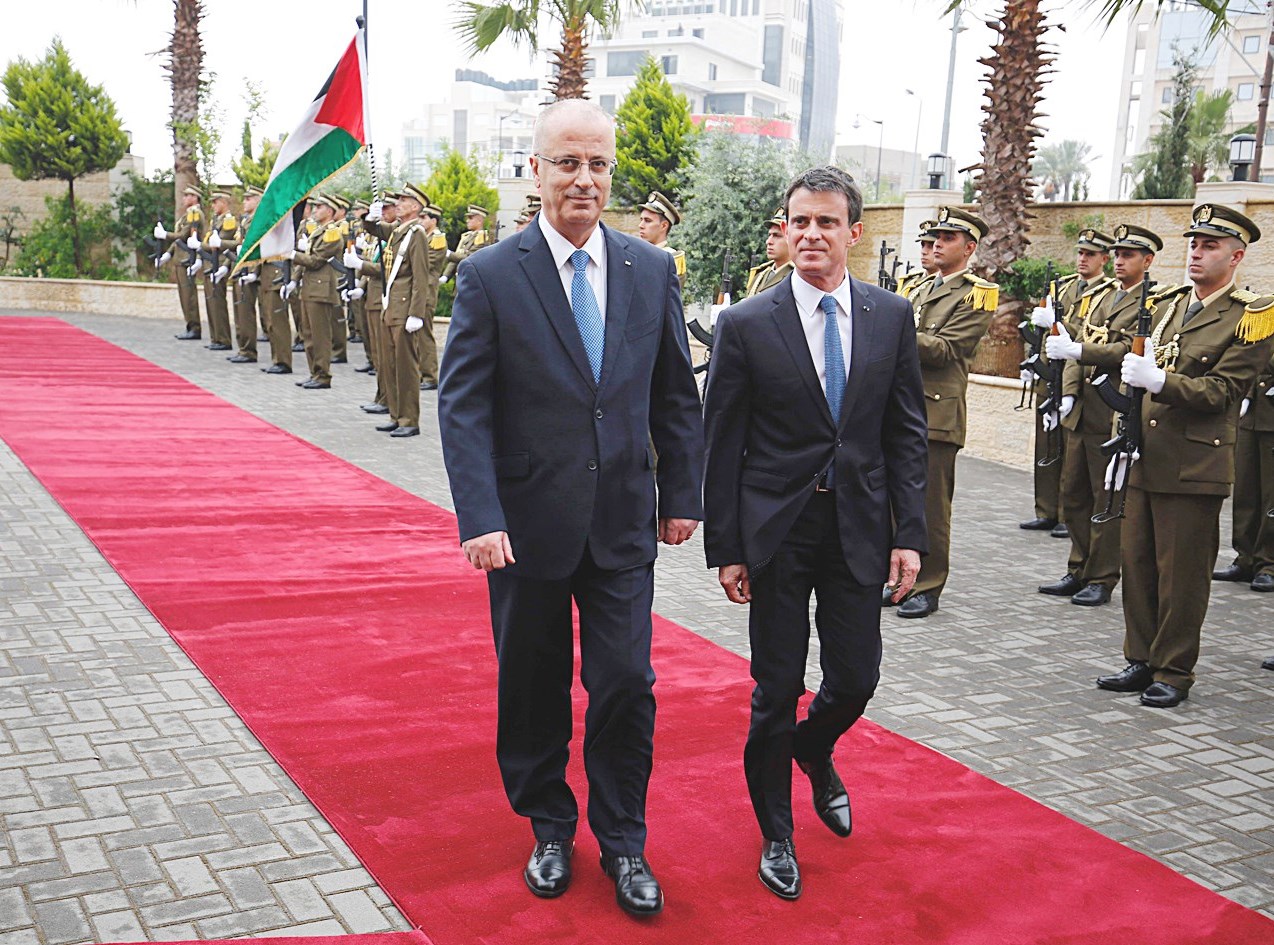 u0641u0627u0644u0633 (u064au0645u064au0646) u0648u0627u0644u062du0645u062fu0627u0644u0644u0647 u0642u0628u0644 u0627u062cu062au0645u0627u0639u0647u0645u0627 u0641u064a u0631u0627u0645 u0627u0644u0644u0647 ( u0627 u0641 u0628)