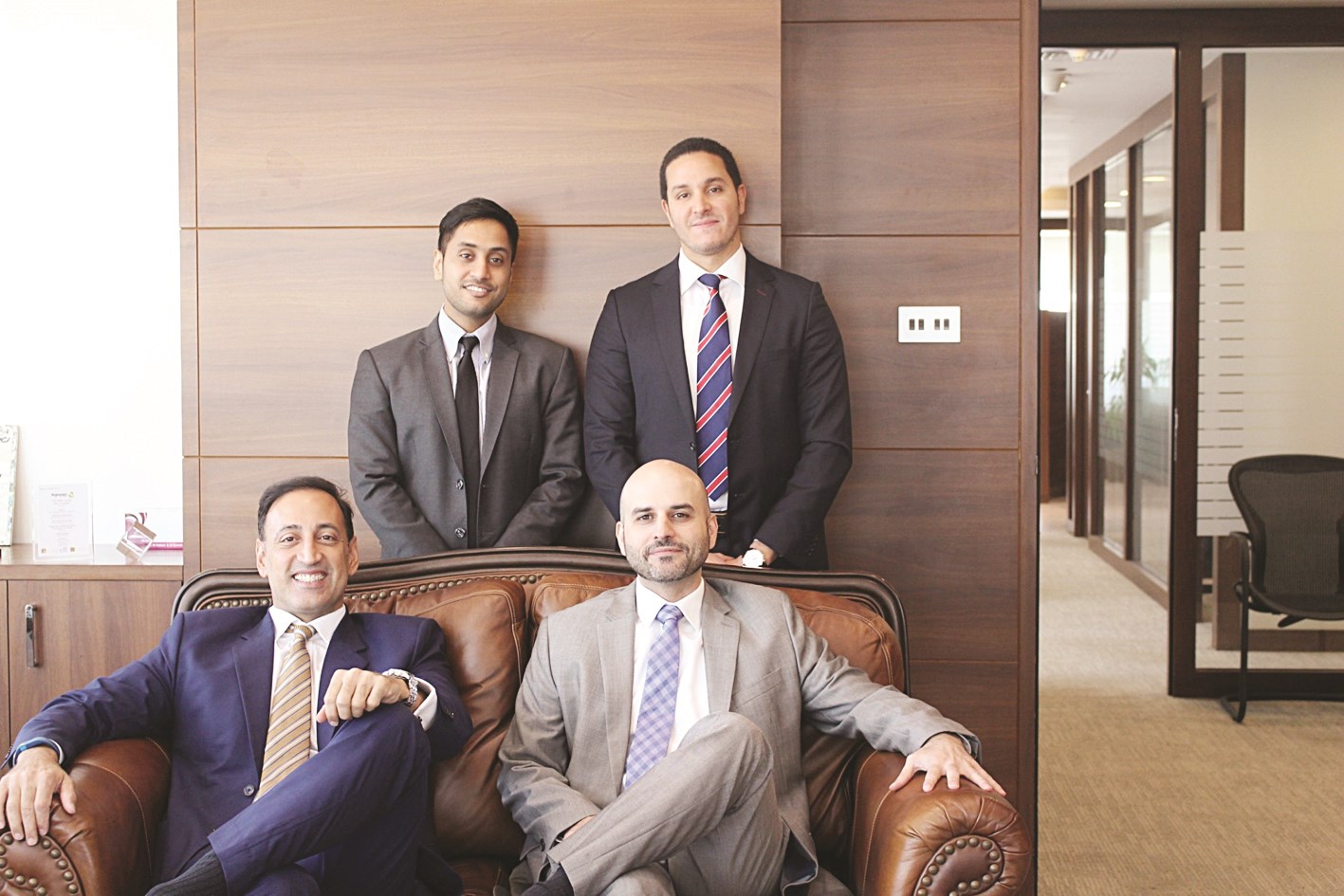 الصالح متوسّطاً فريق عمل المكتب