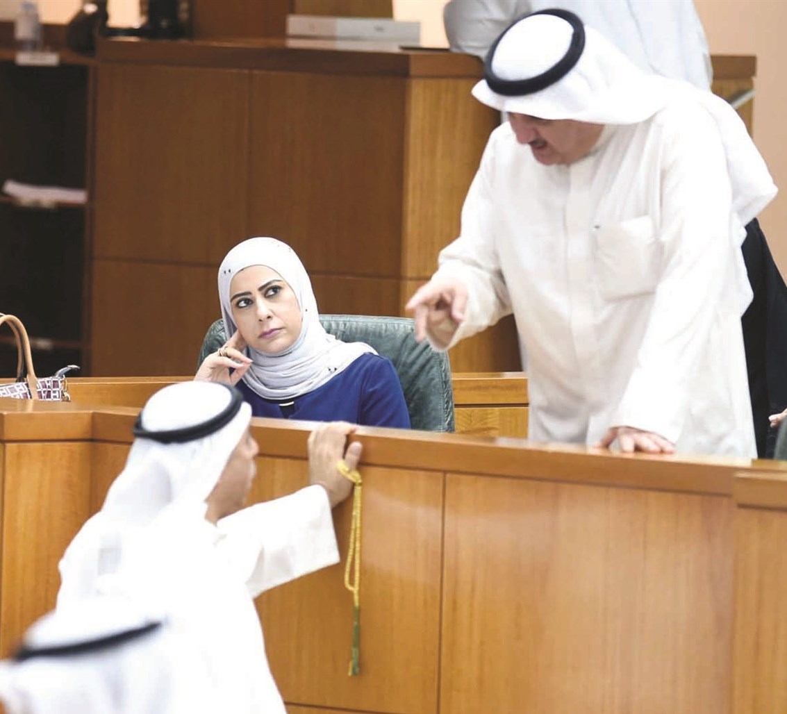 الوزير عيسى الكندري في حديث مع فيصل الشايع على هامش مناقشة قانون البلدية