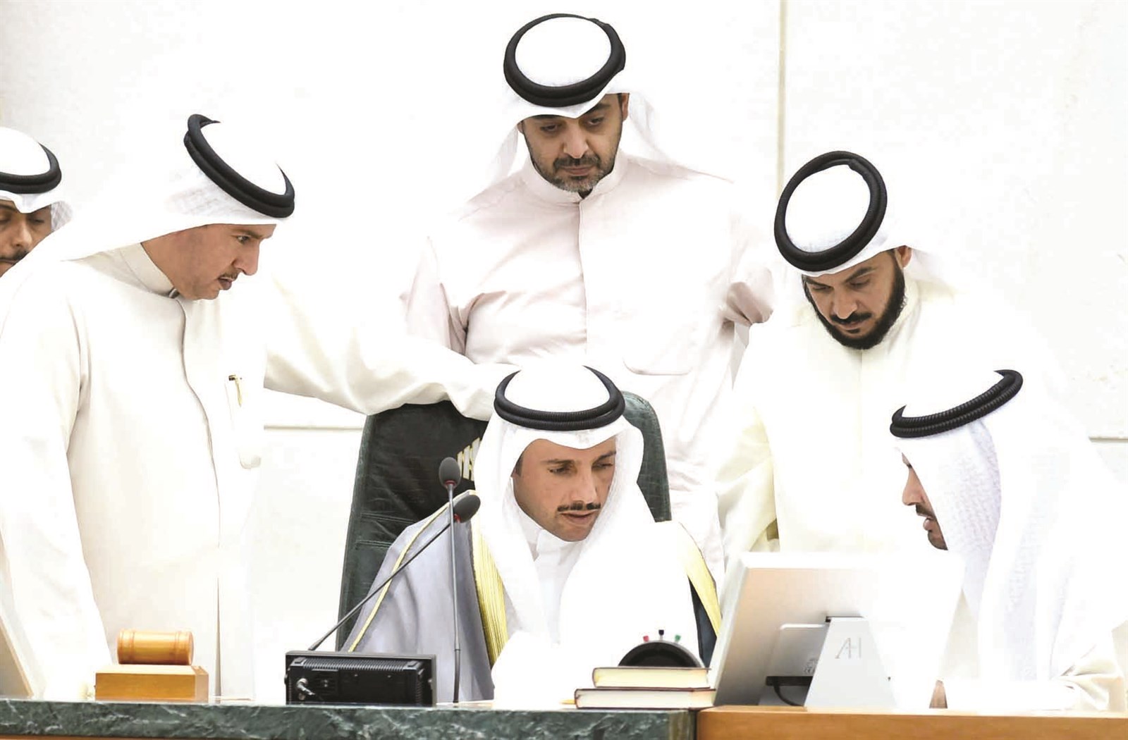 ورشة عمل نيابية - حكومية على منصة الرئاسة (تصوير أسعد عبدالله)