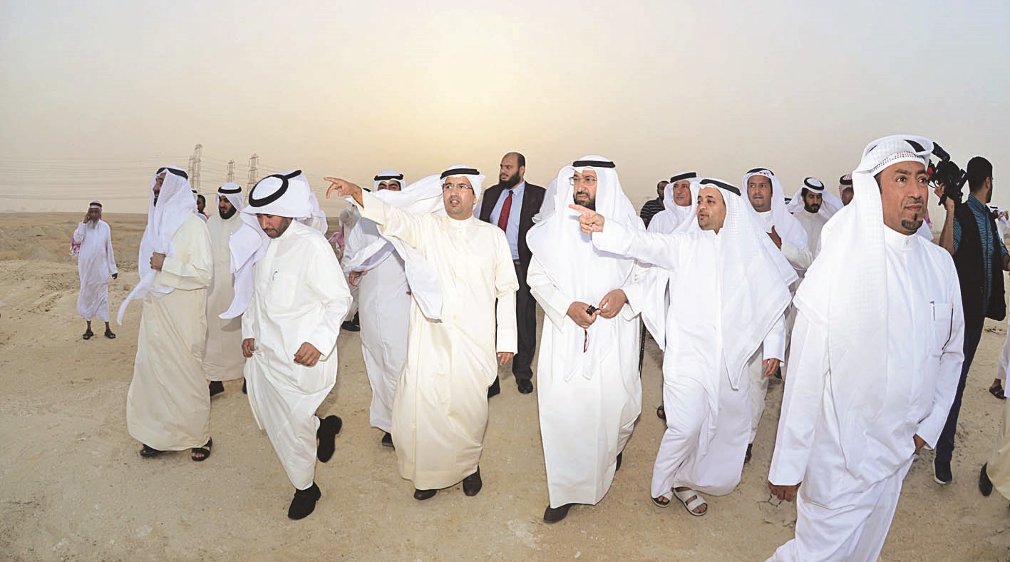 u0648u0632u064au0631 u0627u0644u0623u0634u063au0627u0644 u0648u0645u0631u0627u0641u0642u0648u0647 u0641u064a u0633u0627u062du0629 u0631u0645u064a u0627u0644u0623u0646u0642u0627u0636 u0641u064a u0645u0646u0637u0642u0629 u0627u0644u0638u0647u0631  (u062au0635u0648u064au0631 u0645u0648u0633u0649 u0639u064au0627u0634)