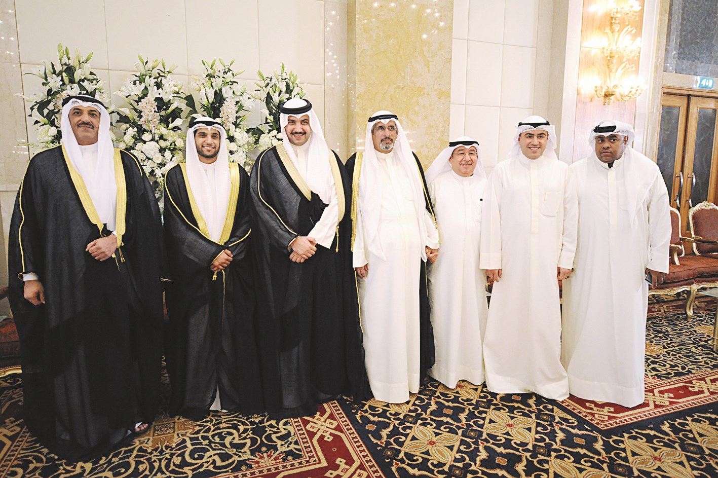 مبارك عبدالله المبارك مع عدد من المهنئين