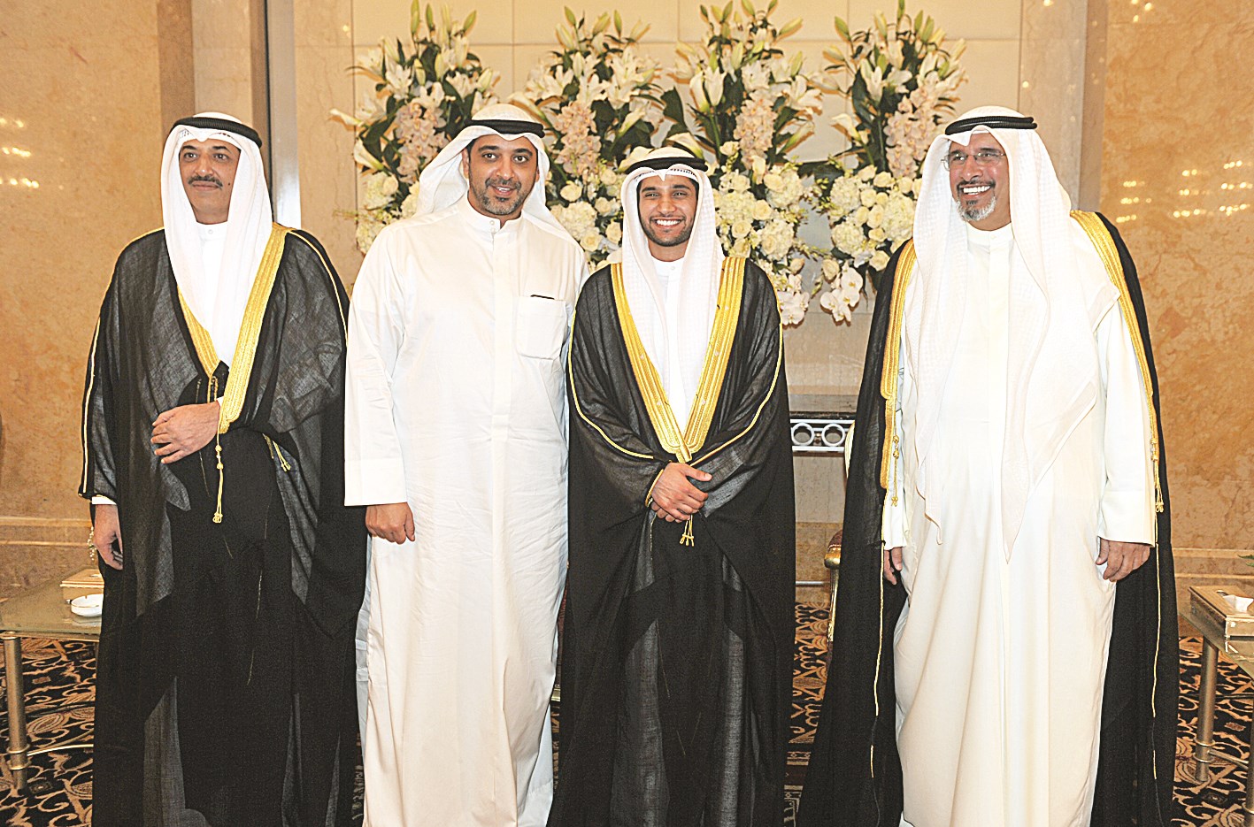 محمد عبدالله المبارك متوسطاً المعرس ووالده ووالد العروس