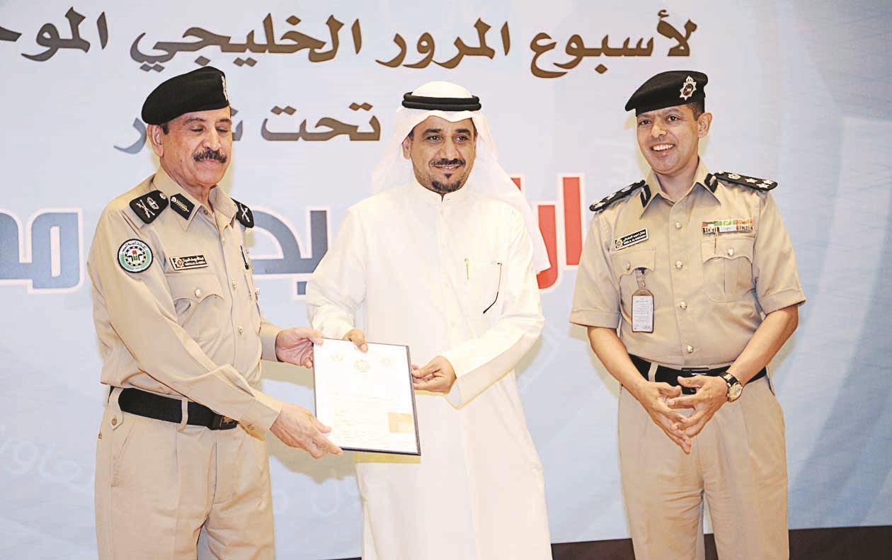 اللواء المهنا يسلم الزميل منصور الشمري درع تكريم «الراي»