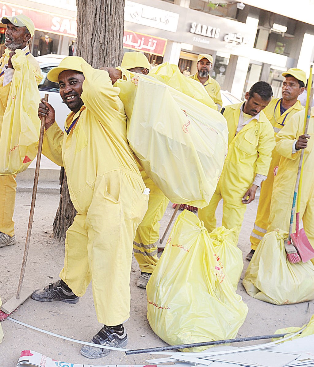 u0639u0645u0627u0644 u0646u0638u0627u0641u0629 u064au062du0645u0644u0648u0646 u0627u0644u0642u0645u0627u0645u0629 u0625u0644u0649 u0627u0644u0644u0648u0631u064au0627u062a