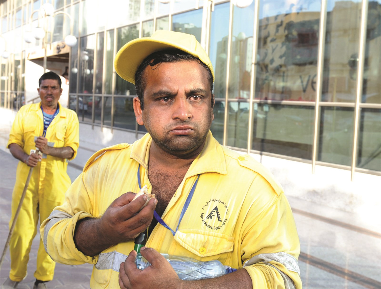 عامل في وقت «البريك»  (تصوير كرم ذياب)