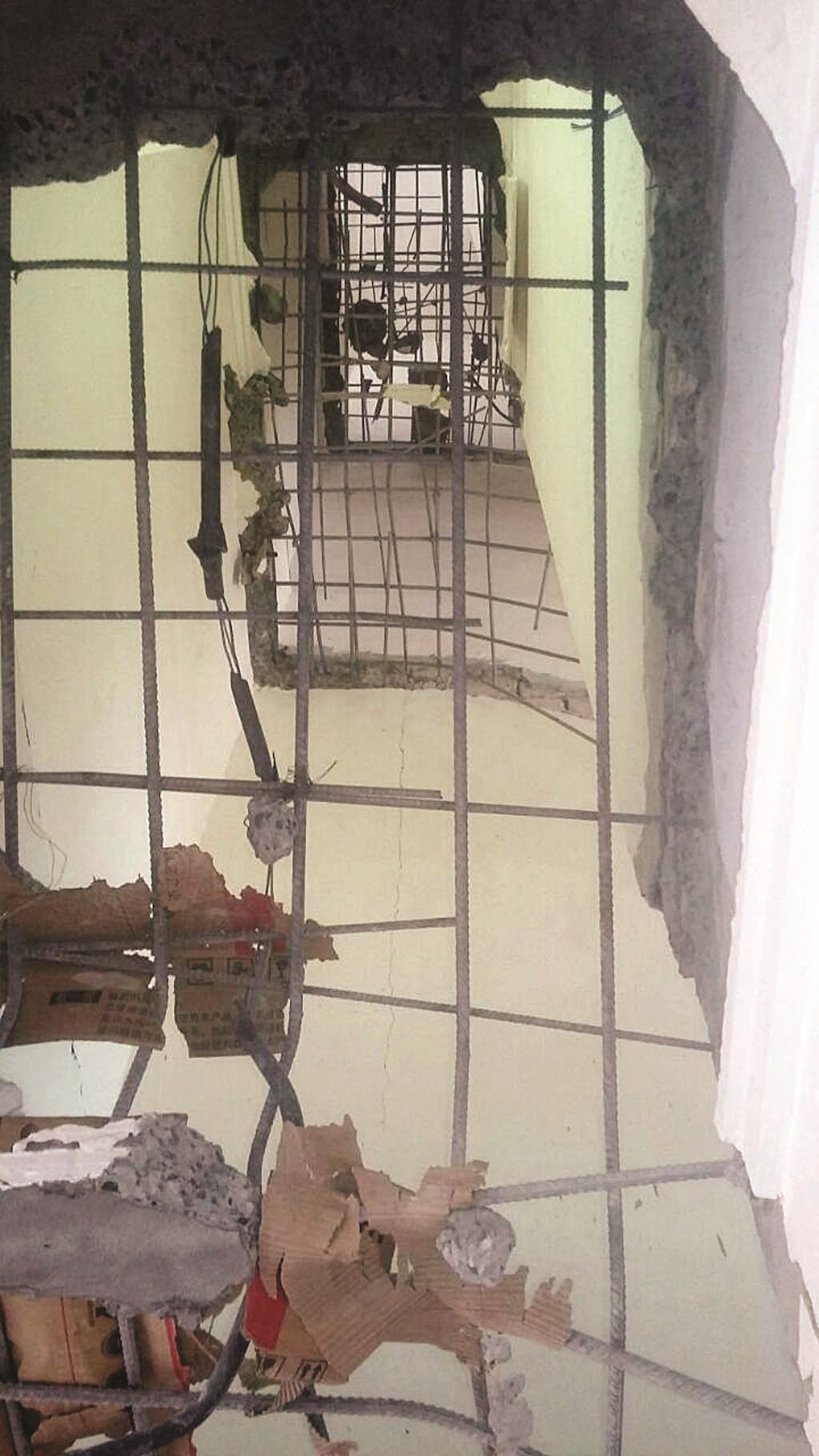 هدم الأسقف وفك محولات الكهرباء