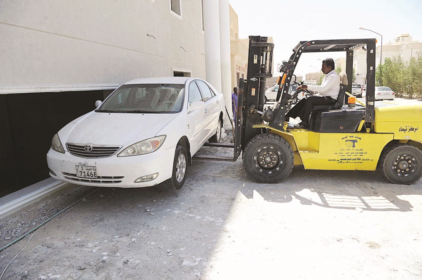 رفع سيارة تعترض محول الكهرباء