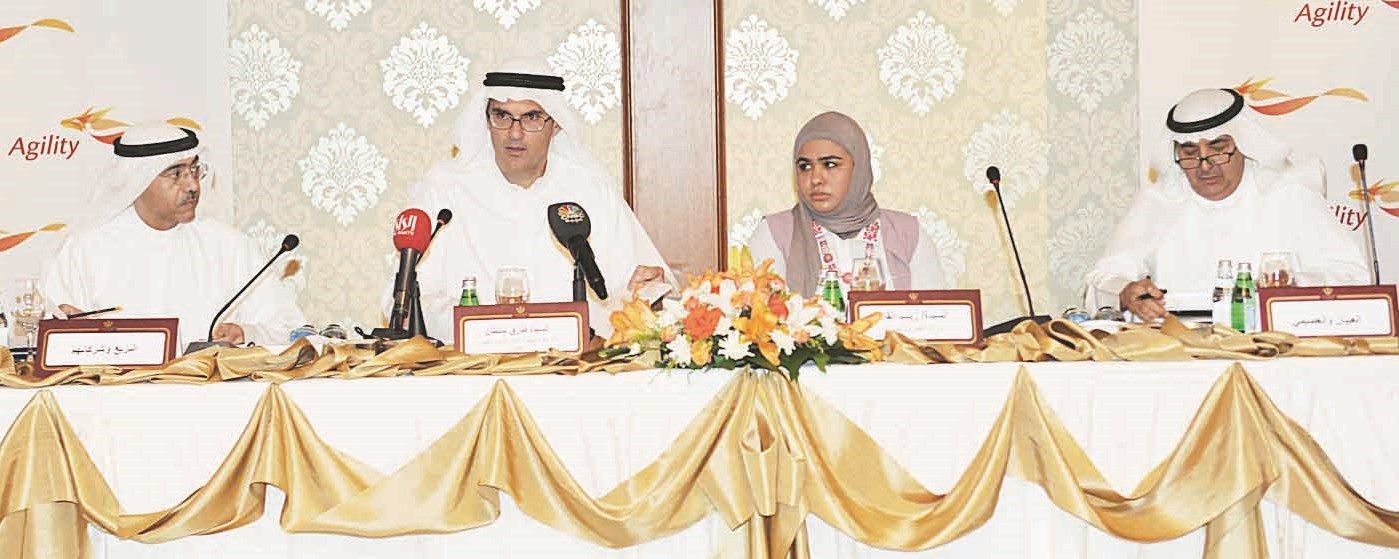 سلطان يتوسط مسؤولي الشركة  (تصوير سعد هنداوي)