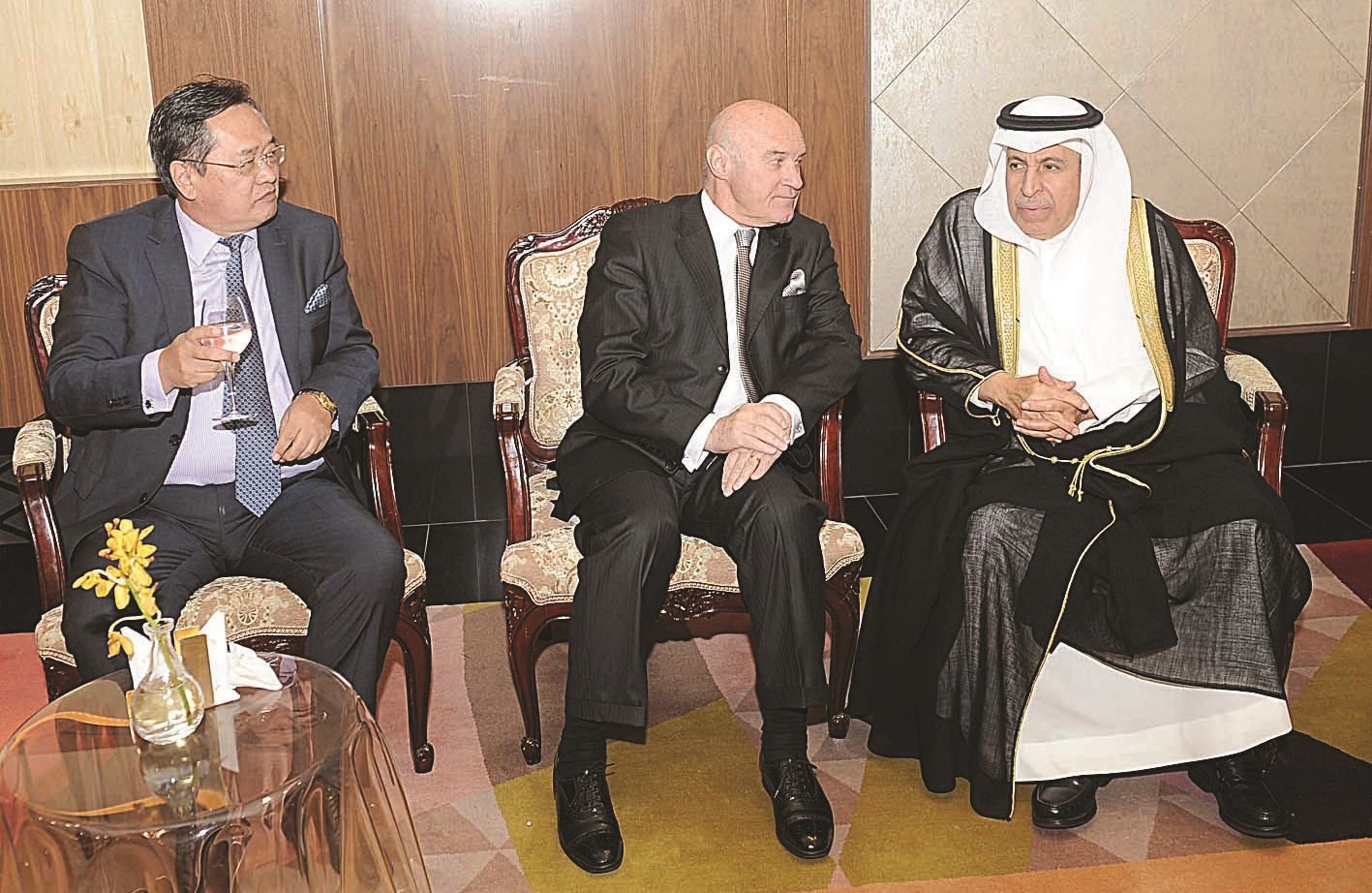 السفير عبدالعزيز الفايز مع ديبلوماسيين خلال الاحتفال  (تصوير جلال معوض)