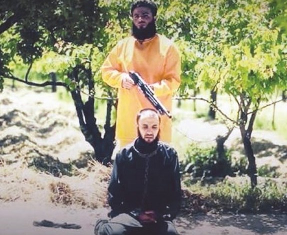 أبو منذر الكويتي قبل لحظات من إعدامه