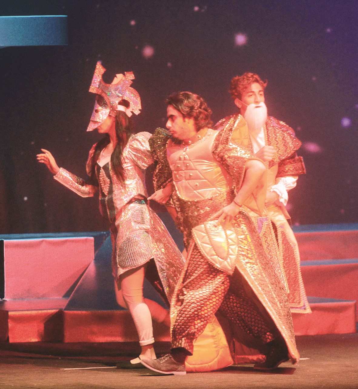 مشهد من مسرحية «ليلة قمرية»