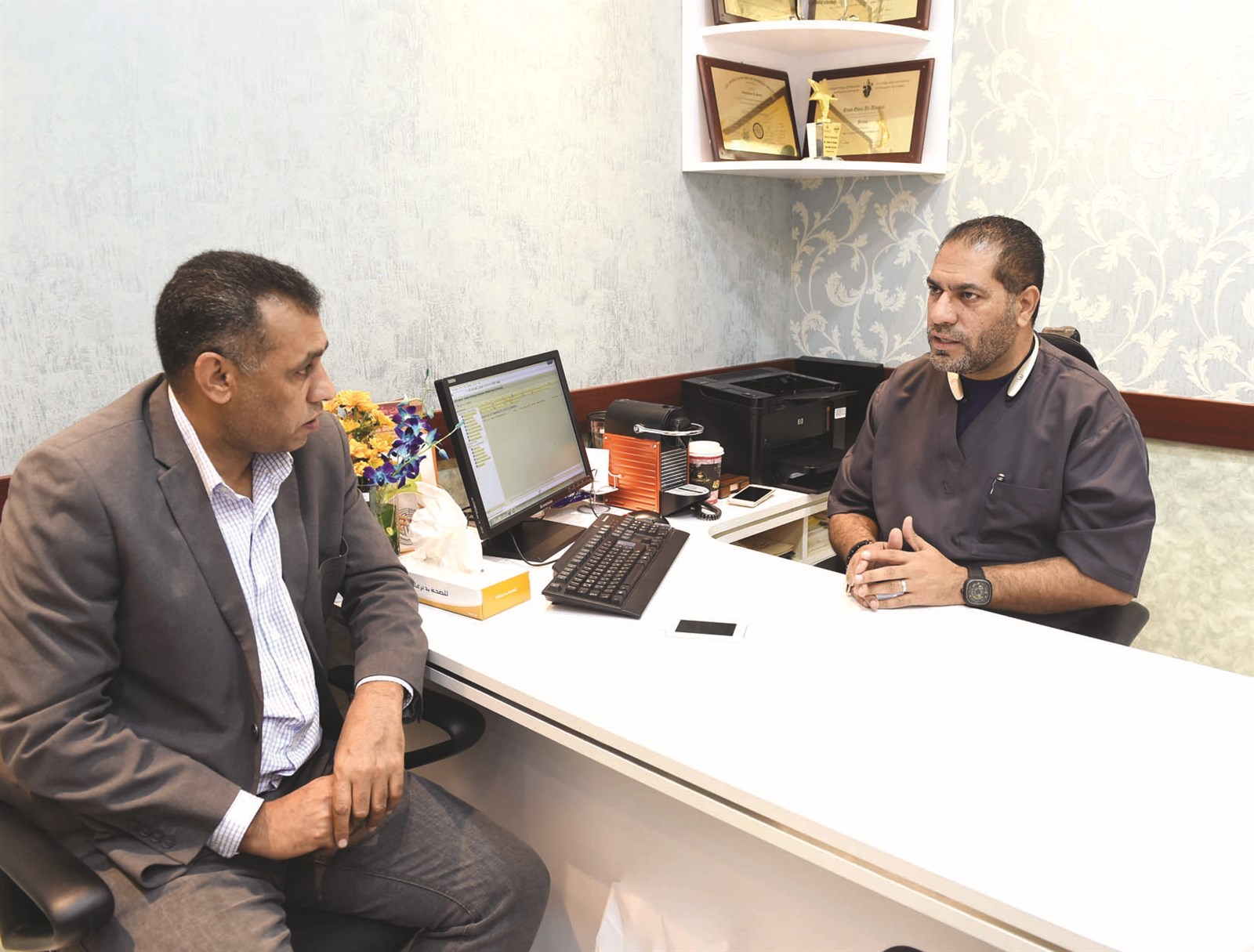 الحمر متحدثاً للزميل عمر العلاس  (تصوير أسعد عبد الله)