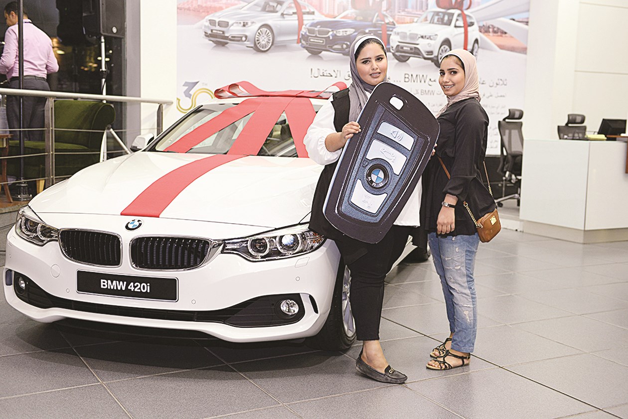 إحدى الفائزات تحتفي بجائزتها