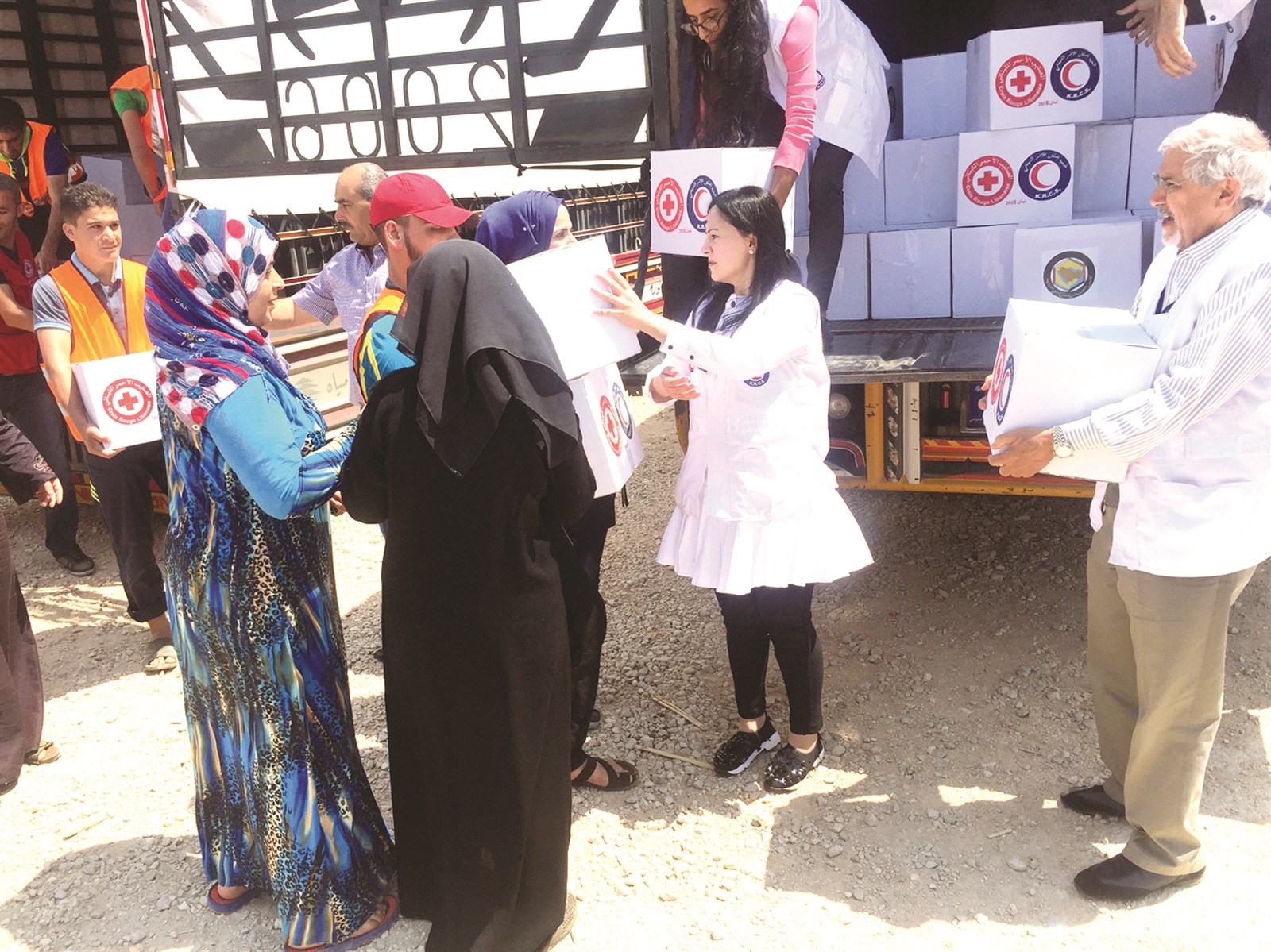 u0627u0644u0633u0627u064au0631 u064au0634u0627u0631u0643 u0641u064a u062au0648u0632u064au0639 u0627u0644u0645u0633u0627u0639u062fu0627u062a