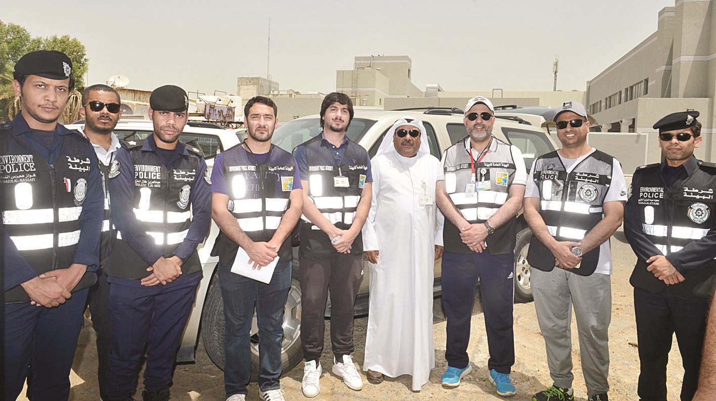 محمد العنزي متوسطاً فريق البيئة المشارك في الحملة