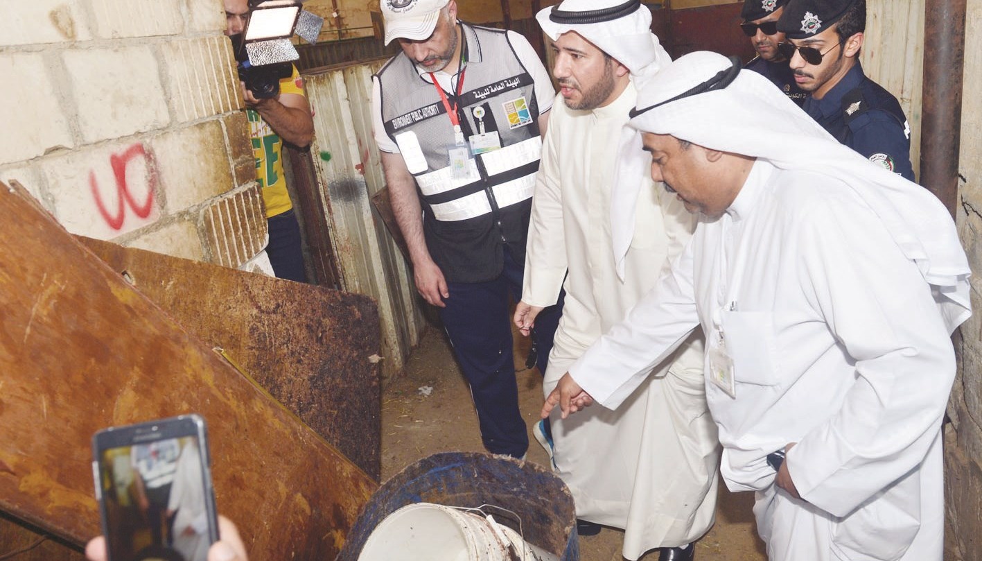 الشيخ عبدالله الأحمد عند معاينته للحظيرة المخالفة