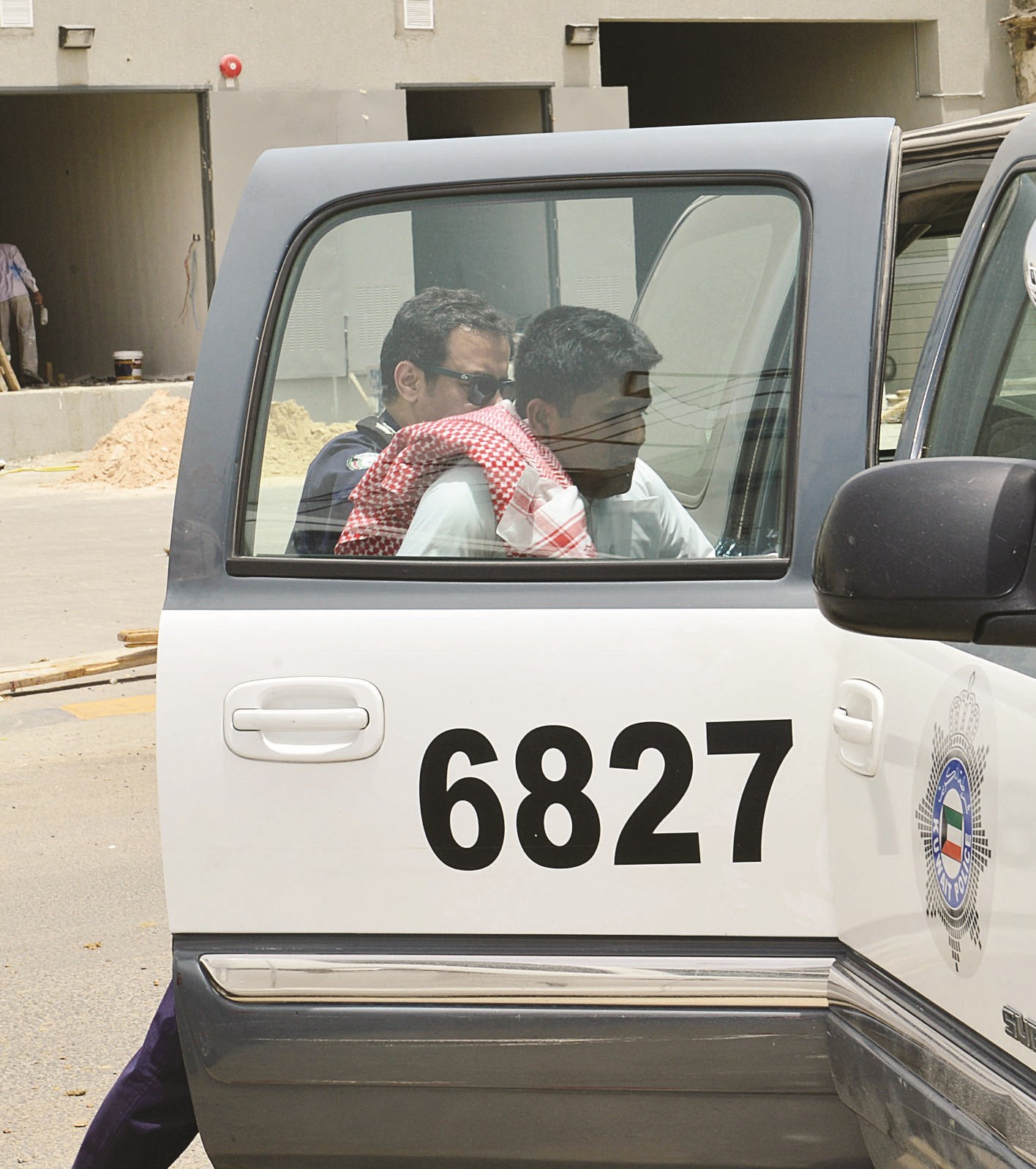 اقتياد أحد المخالفين في دوريات الأمن العام