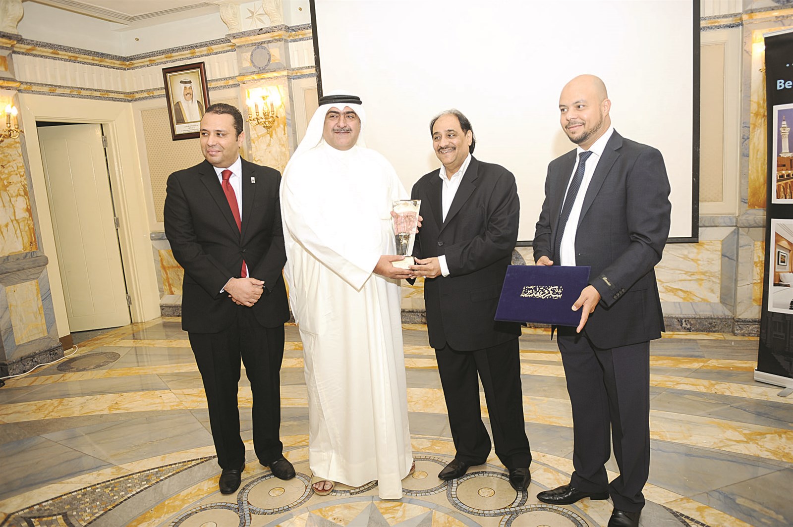 u062au0643u0631u064au0645 u0623u062du062f u0627u0644u0645u0634u0627u0631u0643u064au0646 (u062au0635u0648u064au0631 u062cu0644u0627u0644 u0645u0639u0648u0636)