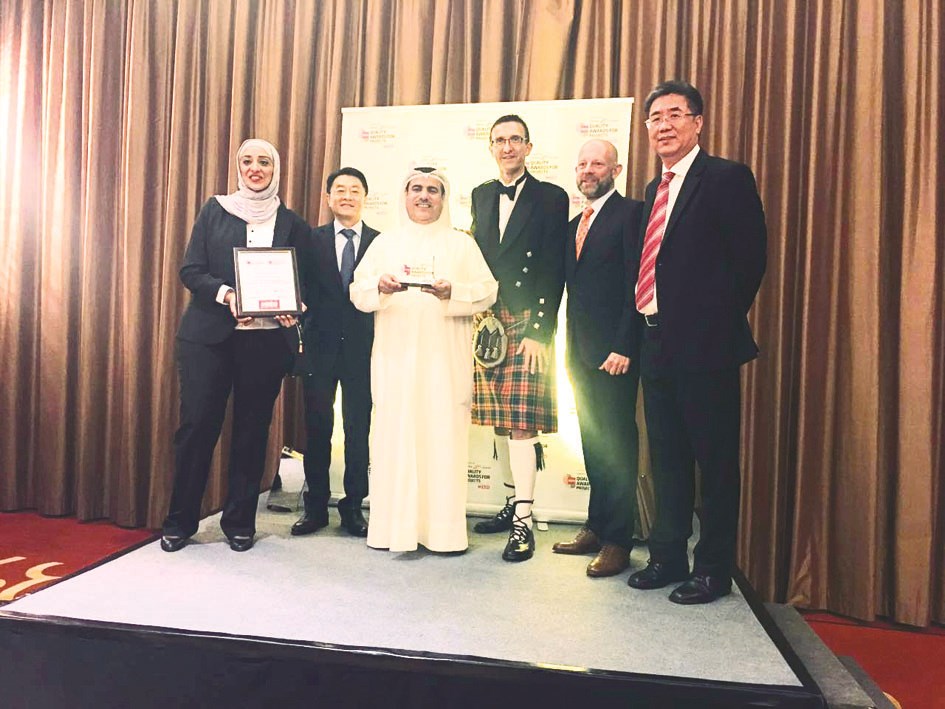 فريق «المركزي» يحتفي بالجائزة