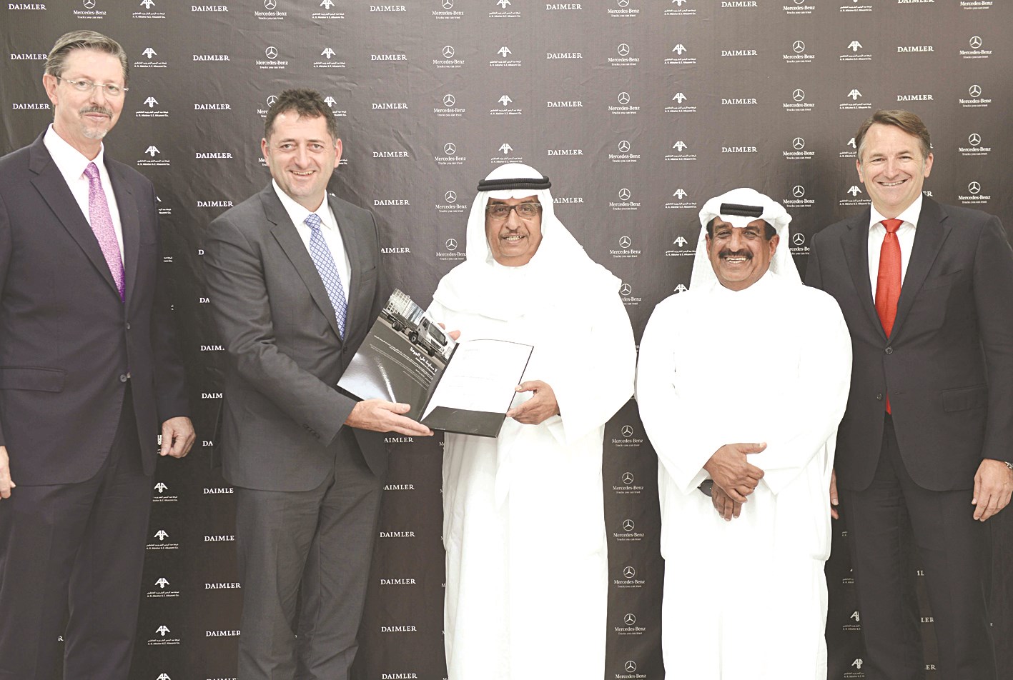 بشر ومحمد البشر ورويله وشنايدر خلال الإعلان عن الاتفاقية