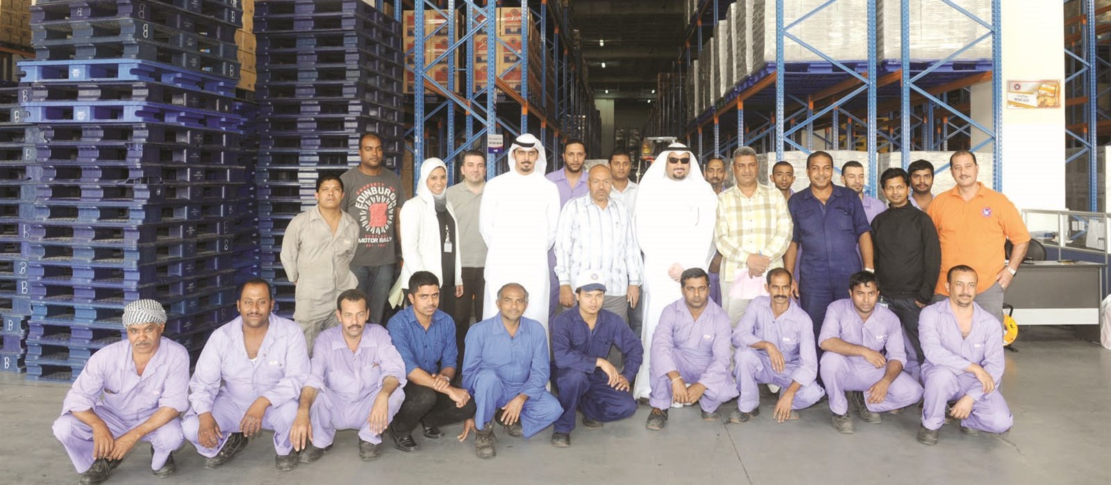 مسؤول التوزيع ناصر النجدي ومسؤولة العلاقات العامة سمر فتحي والزميل ناصر الفرحان مع بعض العاملين في الشركة