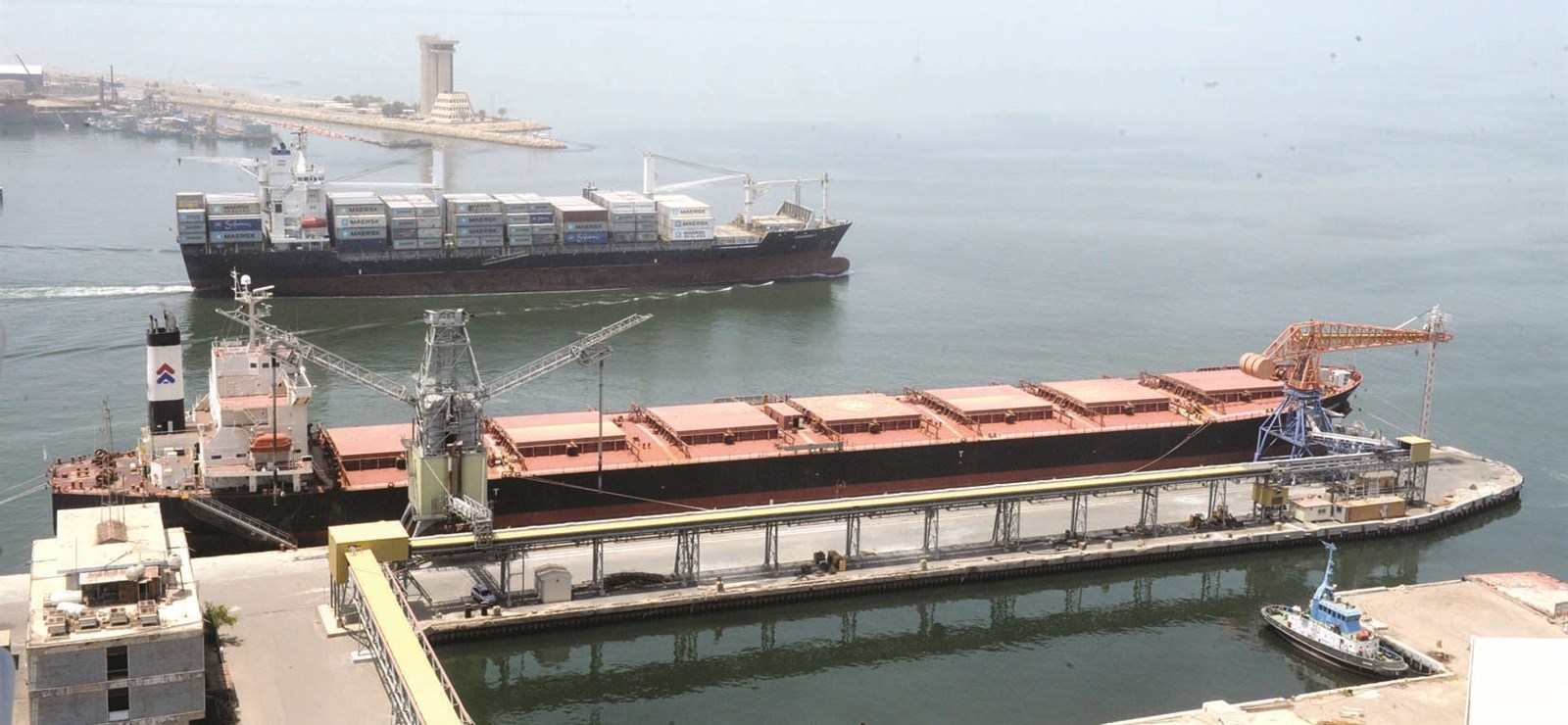 ناقلة الحبوب أثناء تفريغ حمولتها