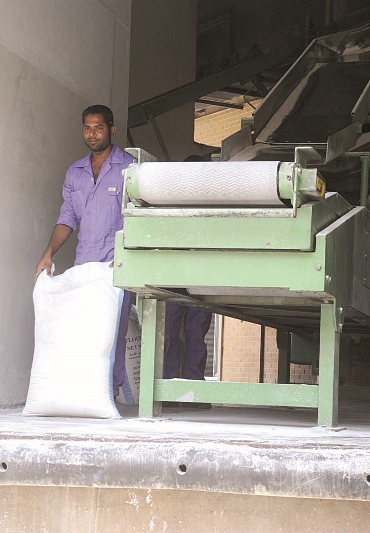 أجولة الطحين في طريقها للمخابز