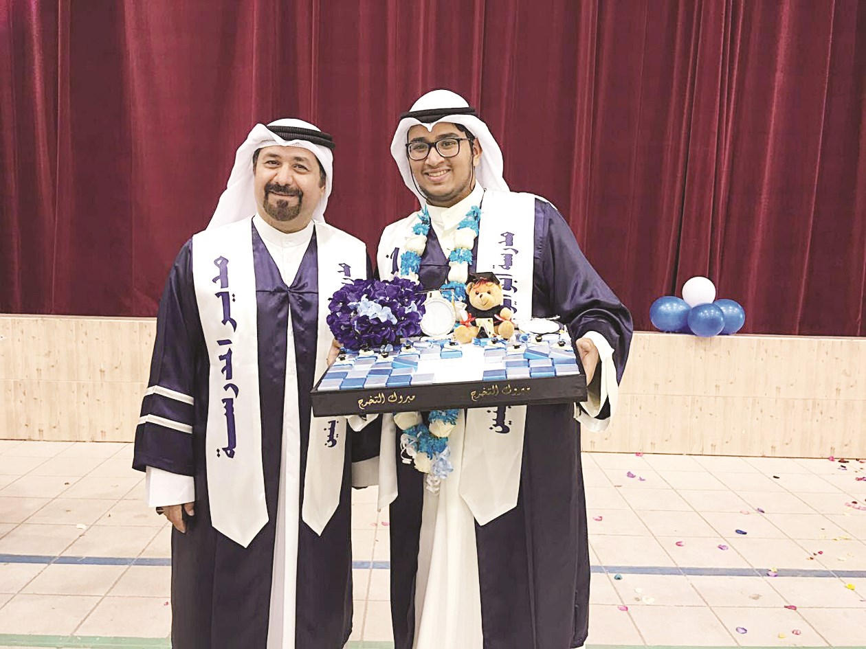 مدير المدرسة مكرّماً الطالب عيسى عبدالكريم