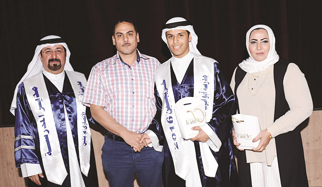 تكريم أحد الطلاب الخريجين