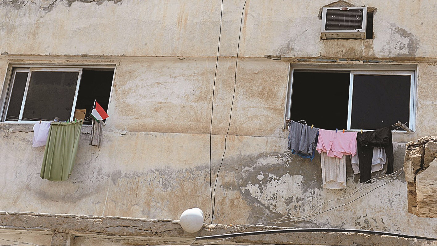 ملابس على النوافذ