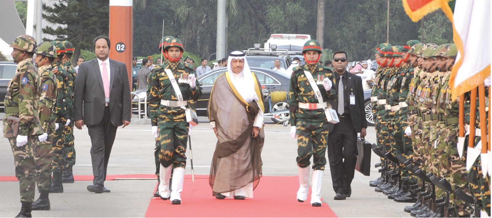 المبارك يستعرض حرس الشرف لدى وصوله إلى بنغلاديش