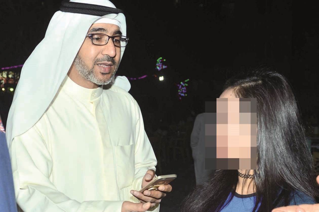 ضبط امرأة مخالفة تعمل في مقاهي الرجال