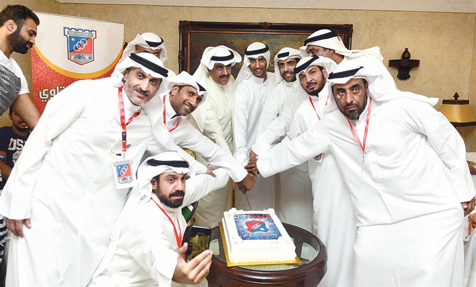 عبدالعزيز المرزوق وخالد وفهد الغانم وأعضاء «ديوان كويتاوي» يقطعون «كيكة» الحفل