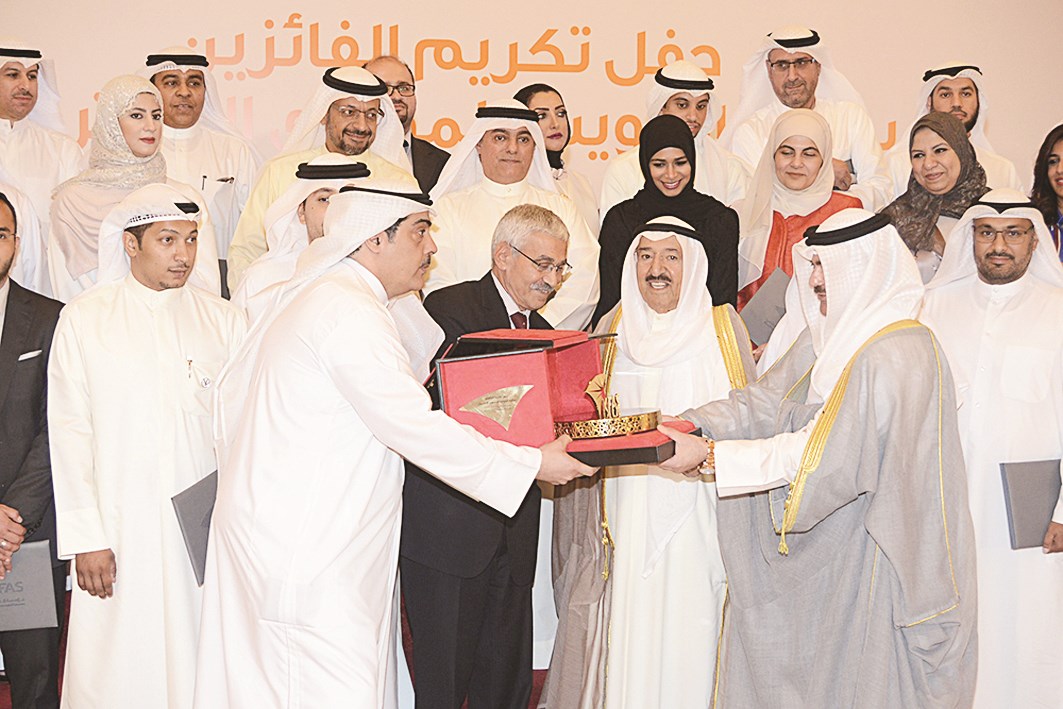 صاحب السمو متسلماً هدية من شهاب الدين