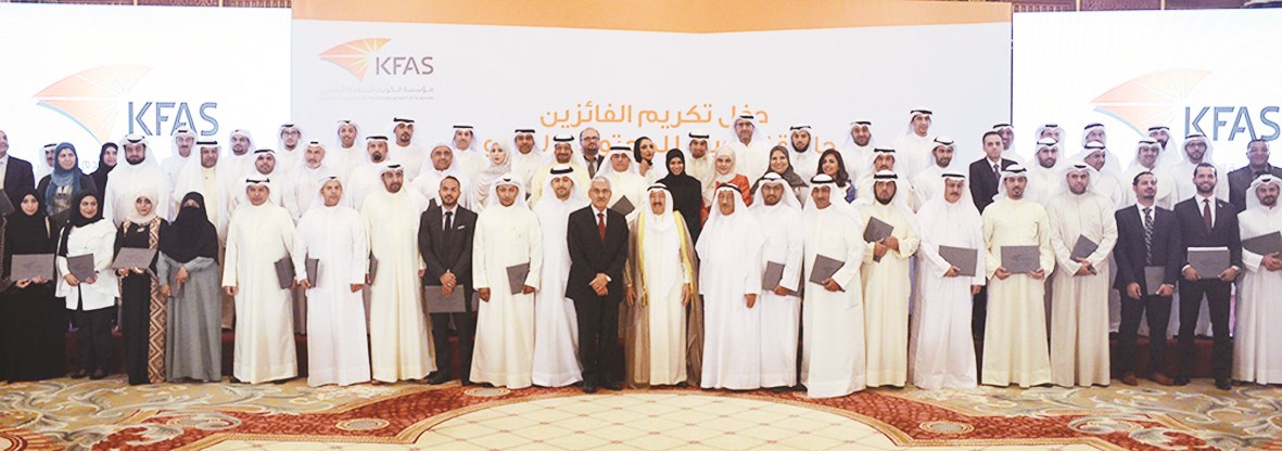 صاحب السمو متوسطاً الفائزين