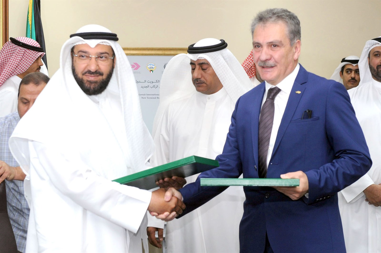 العمير وباكاسج يتبادلان العقود    (تصوير زكريا عطية)