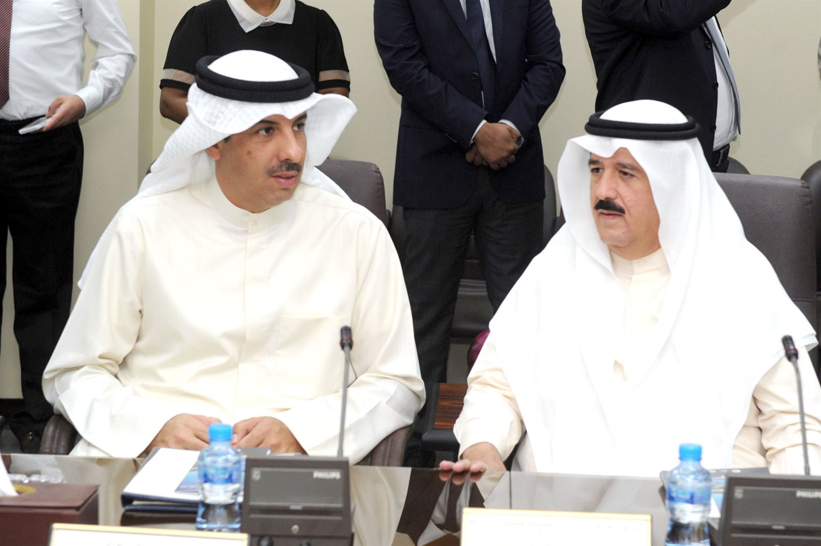 مرزوق الخرافي وفيصل الغريب خلال حضورهما مراسم التوقيع