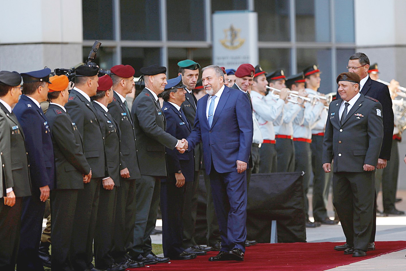 u0644u064au0628u0631u0645u0627u0646 u0645u0635u0627u0641u062du0627u064b u0643u0628u0627u0631 u0627u0644u0636u0628u0627u0637 u0644u062fu0649 u0648u0635u0648u0644u0647 u0623u0645u0633 u0625u0644u0649 u0645u0628u0646u0649 u0648u0632u0627u0631u0629 u0627u0644u062fu0641u0627u0639 u0641u064a u062au0644 u0623u0628u064au0628 (u0631u0648u064au062au0631u0632)