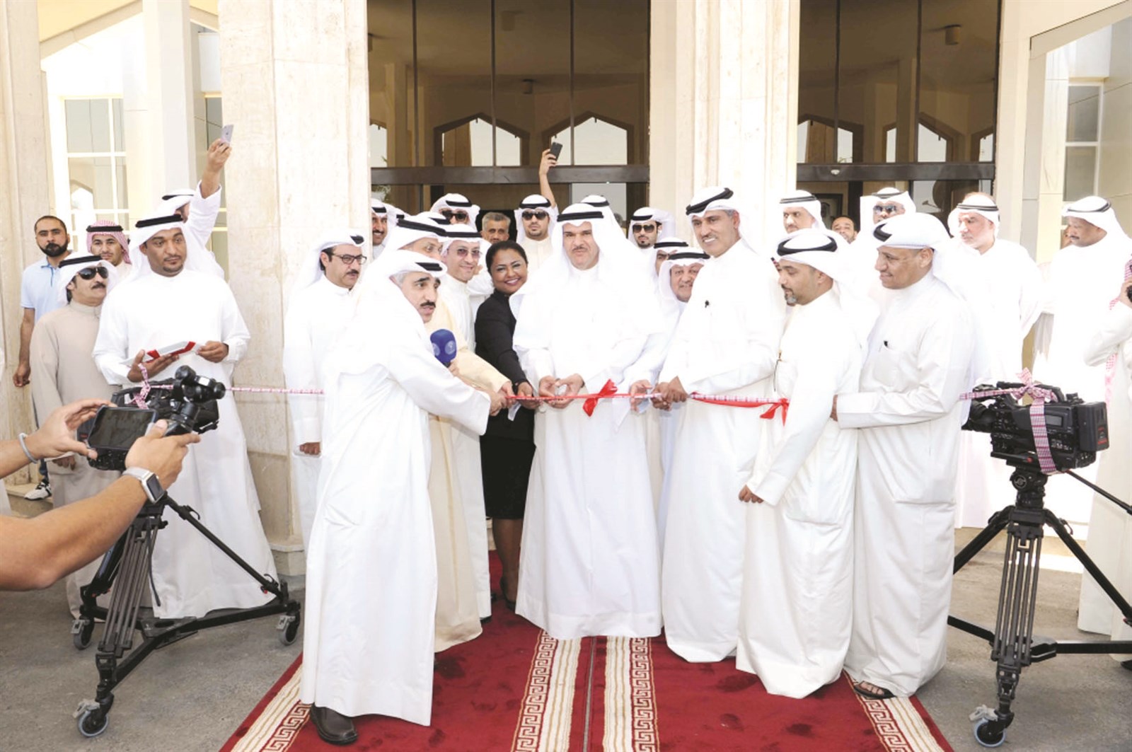 سلمان الحمود يقص شريط الافتتاح (تصوير طارق عز الدين)