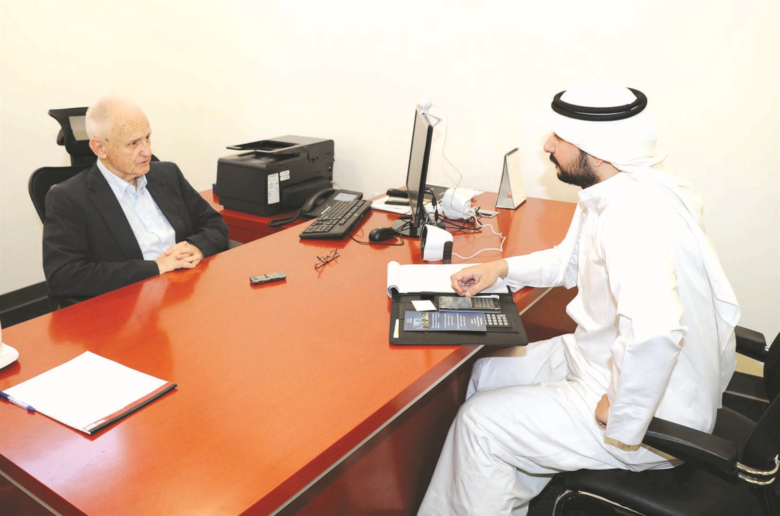 بابادوبلوس متحدثاً للزميل علي الفضلي(تصوير نايف العقلة)