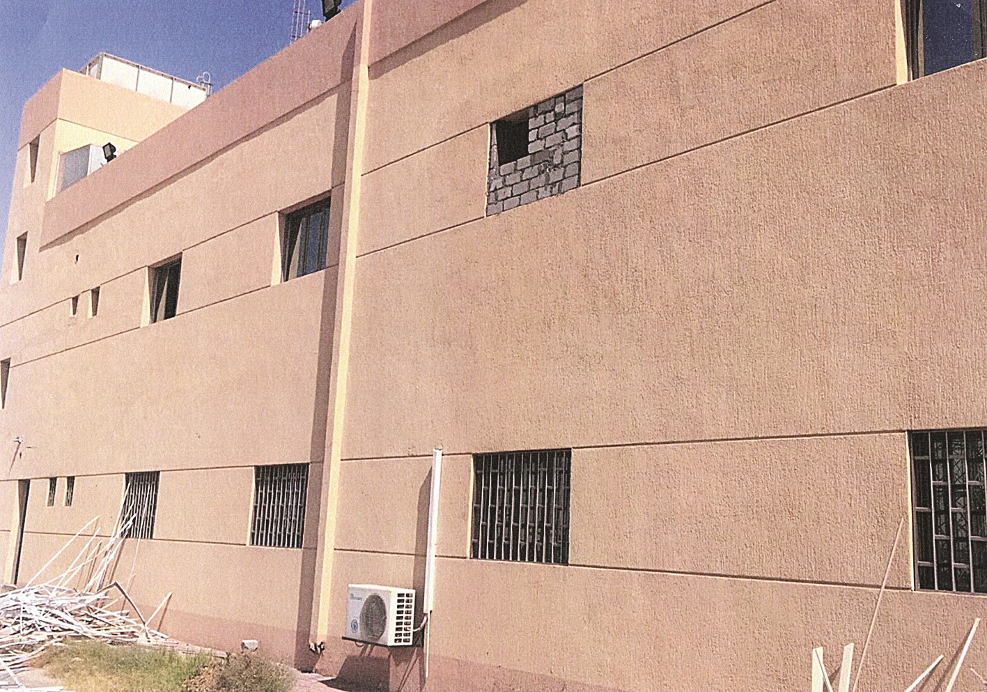 المبنى الذي يضم شقق البيت العائلي